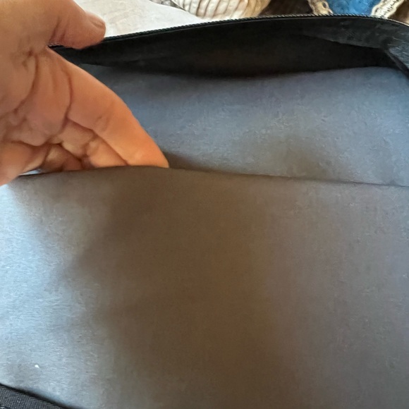 Binder that zips. Built in dividers. Tons of storage. Carrying handle. 3 ring. - Picture 8 of 9